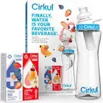 Cirkul Botella de Agua de Plástico de 22 Oz Starter Kit con Tapa Azul y 2 Cartuchos de Sabor (Ponche de Frutas y Bayas Mixtas)